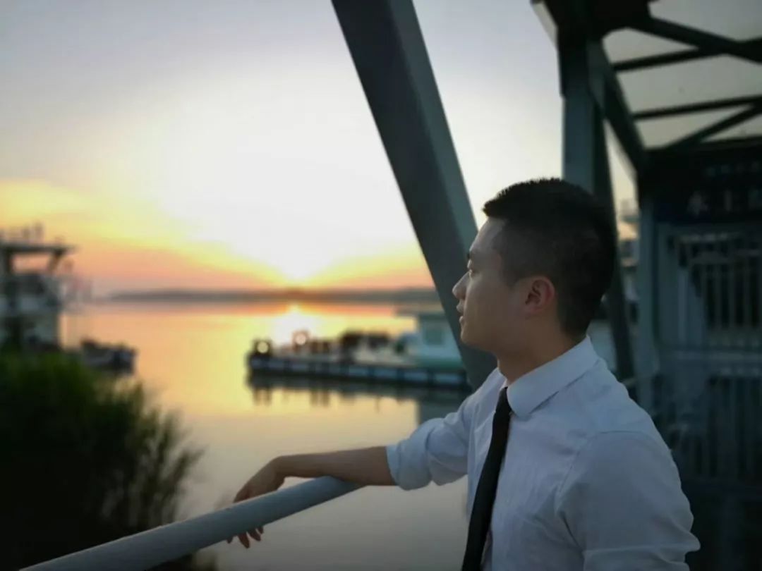 高中毕业后，他白手起家创办培训学校，3年扩展7家校区