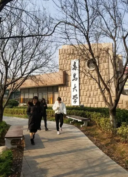 青岛大学举牌小姐姐火了，美若天仙，网友调侃：是青大“高攀”了