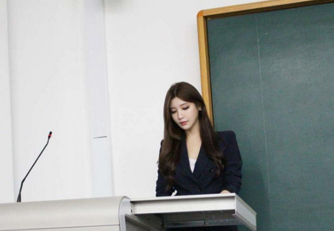 大学“精致女教师”走红，每天穿着打扮都不重样，堪比时尚达人