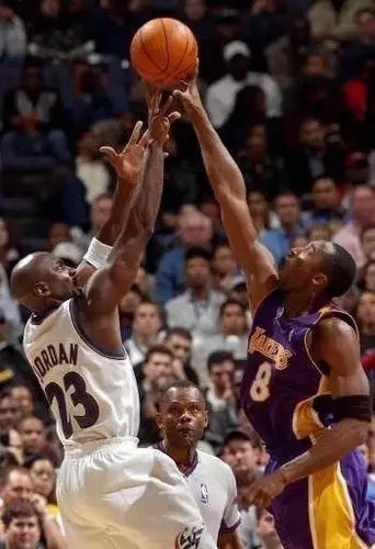 科比在静态天赋上几乎就是完全复刻了乔丹,身高臂展可以算得上与乔丹