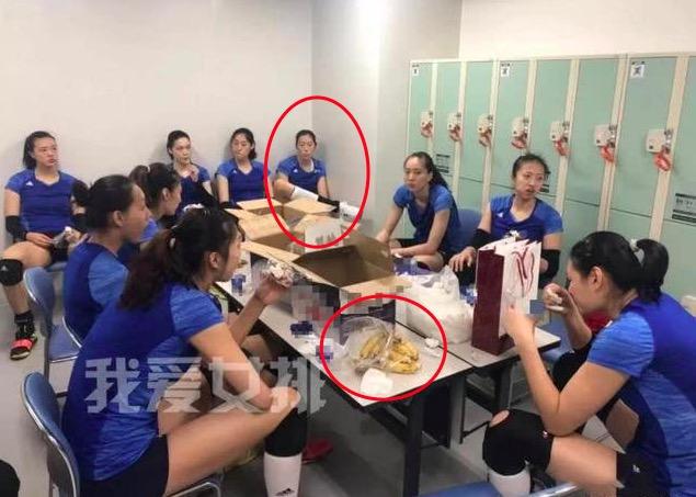 女排世界杯除奖牌还有奖金吗(按照惯例：世界杯冠军仅14枚奖牌，中国女排16人出征，该怎么分？)