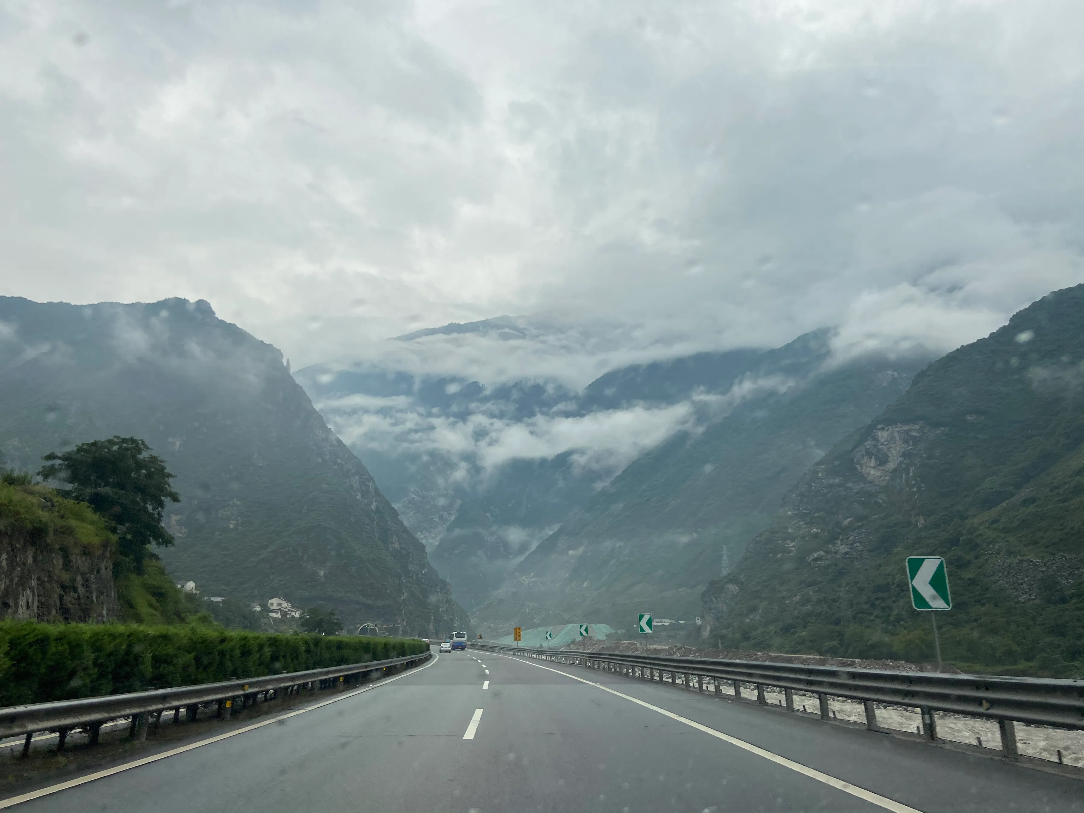 深圳去九寨沟旅游(深圳自驾九寨沟8日游（深-重庆-成都-都江堰-乐山-九寨沟-返深）)