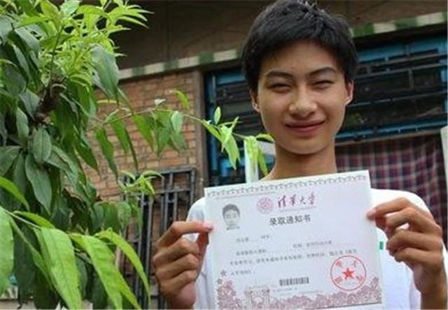 庞众望：父亲患有精神疾病，母亲卧病在床，他高考744分进清华