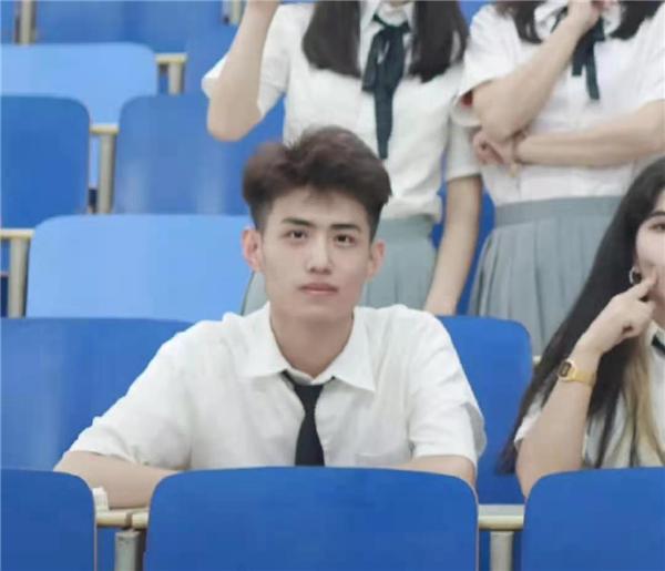 男班长拍毕业照短裙上阵，“大长腿”羡煞女同学，此刻我独领风骚