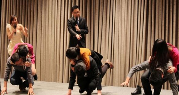 公司聚会惩罚游戏：发朋友圈恶搞句子，笑到打滚还得自拍认错！