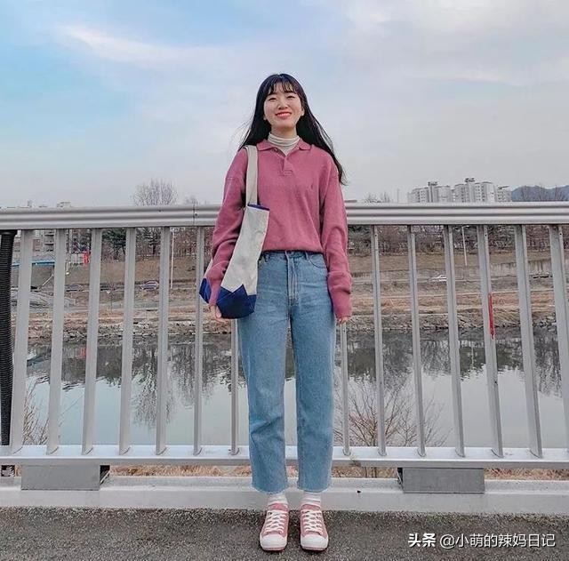 真正时髦的女人，秋冬都会备上这件“烟管领衫”，配毛衣衬衫太美