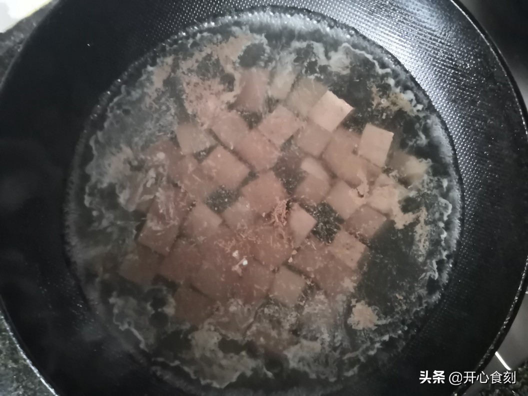 猪血5元满满一盘，价格亲民，做法简单，像我这样搭配餐餐光盘。