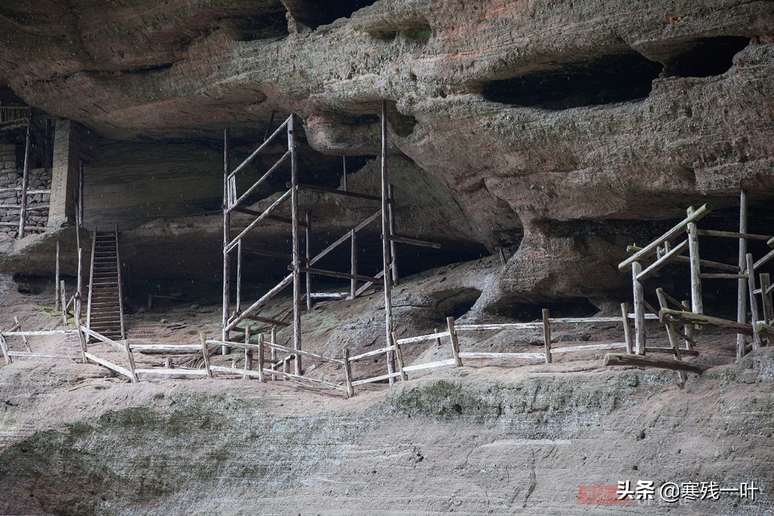 武夷山神奇天车架，为躲避战乱，古人在绝壁石洞建起300人的村子