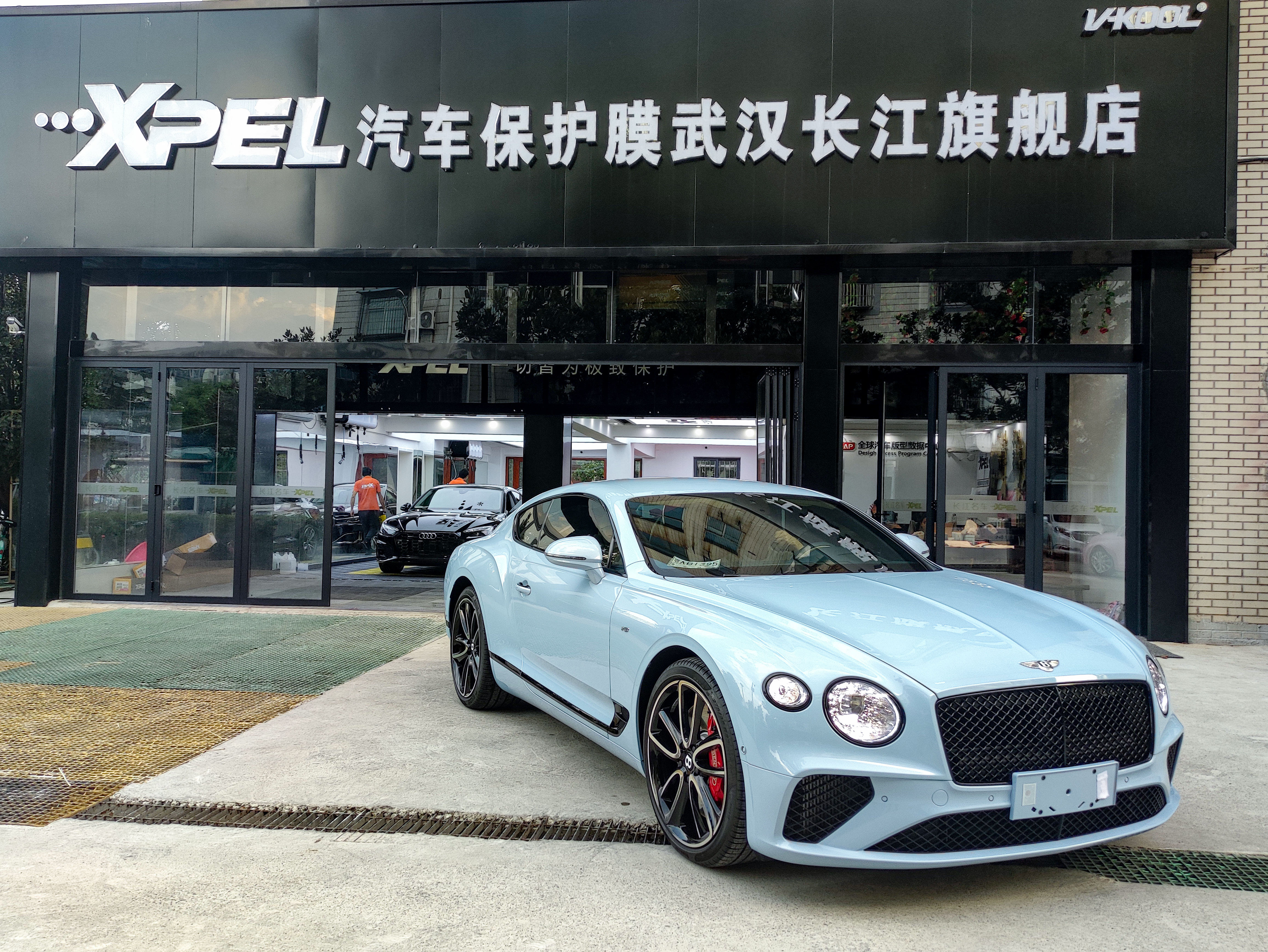 有钱人首选双门轿跑，宾利欧陆就是身价千万的象征