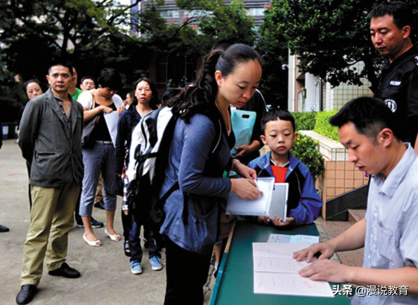 到底选公立学校还是私立学校？家长很纠结，学生对比很明显
