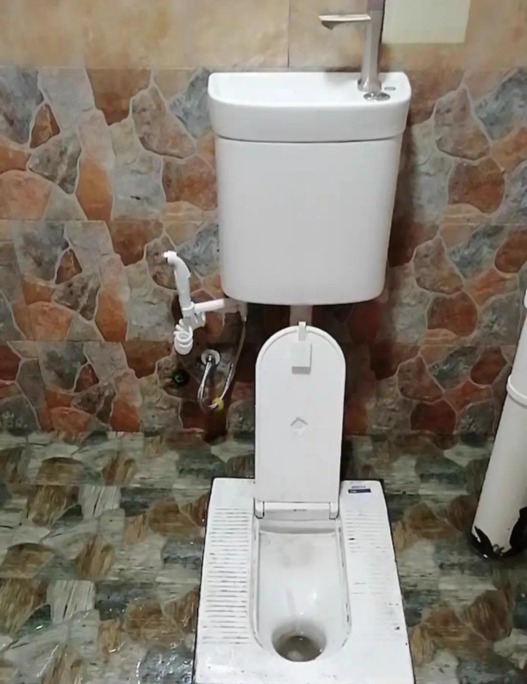 卫生间马桶最全安装指南(为什么有人卫生间不装“马桶”了？教你正确设计方法，真实用)