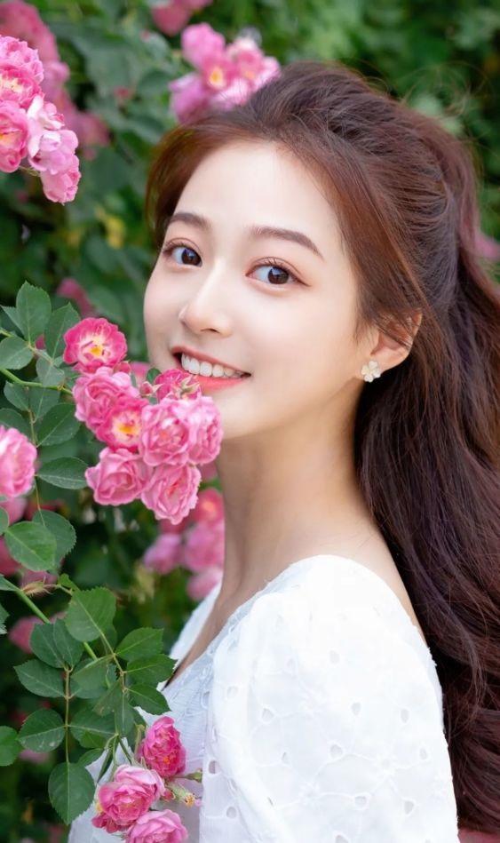 这位美女学霸“火了”，是4名领诵员之一，中国传媒大学校花