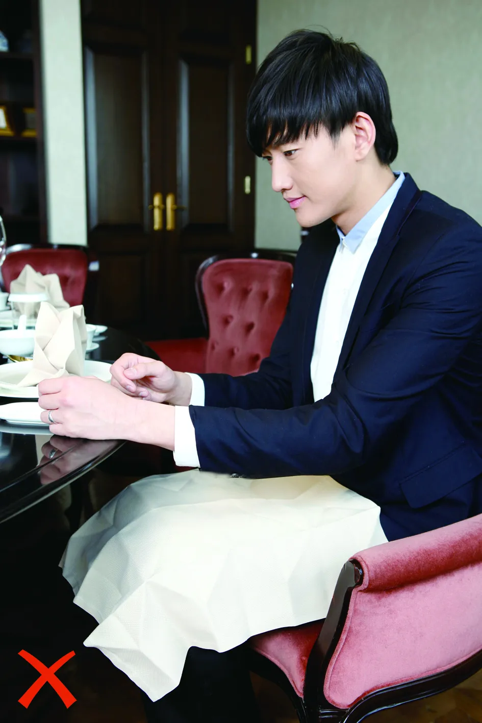 外交官说礼仪 | 餐巾的使用方法