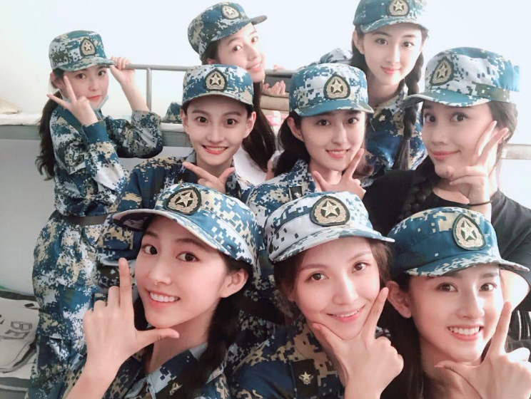 女学生赛跑穿黑丝夺冠军，网友表示伤风败俗，另一男生也穿黑丝JK