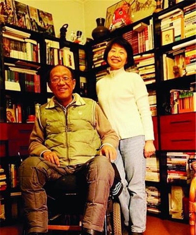 史铁生：21岁瘫痪，31岁执笔坚持写作28年，脑溢血去世，一生励志