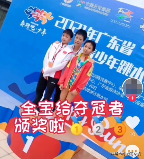 偷瞄金牌！全红婵当颁奖嘉宾，给小师妹发奖牌，新“全红婵”诞生