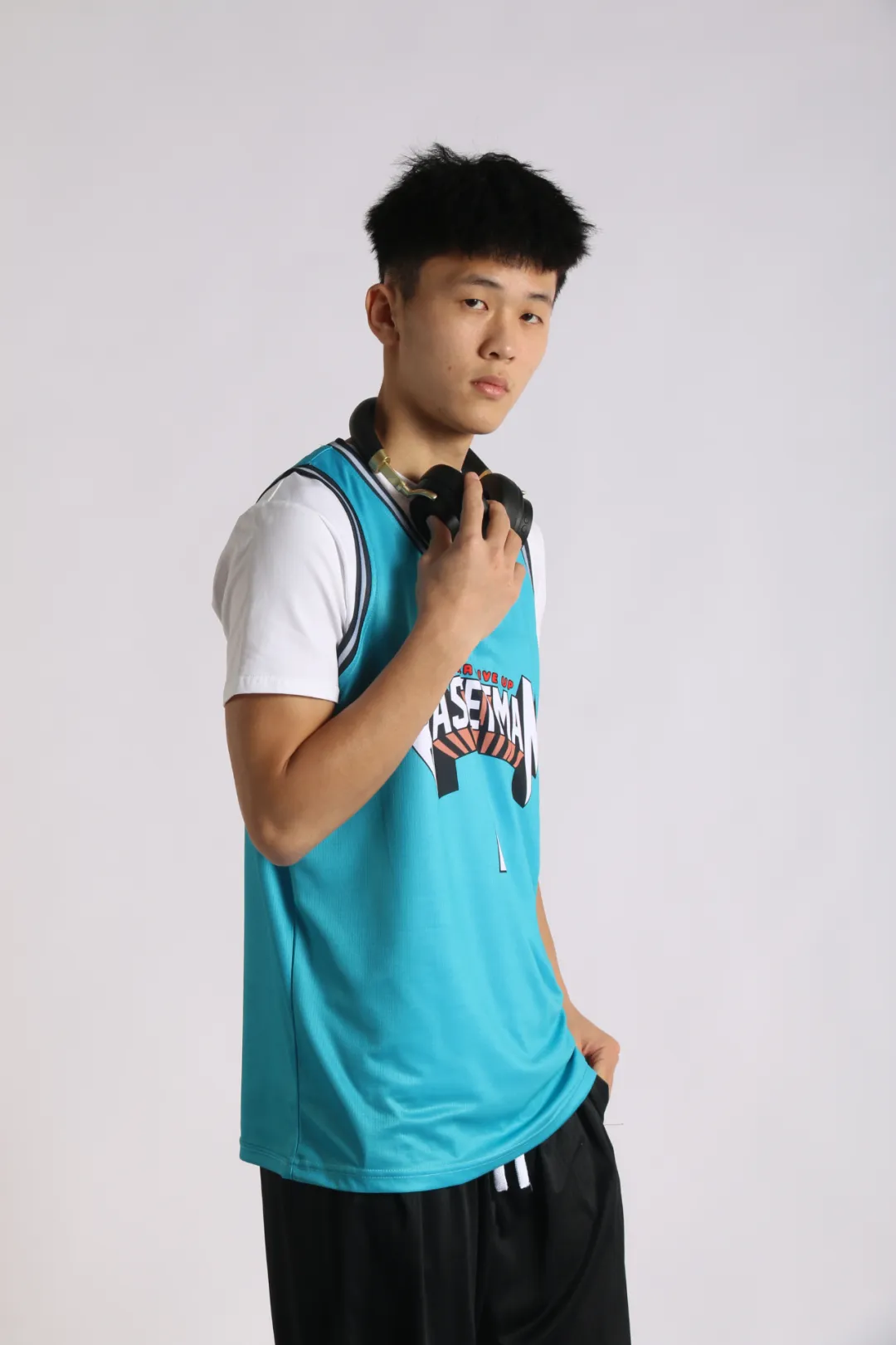 nba球衣为什么没有5xl(复古球衣！搭配T恤穿太帅了，属于篮球人的街头范)