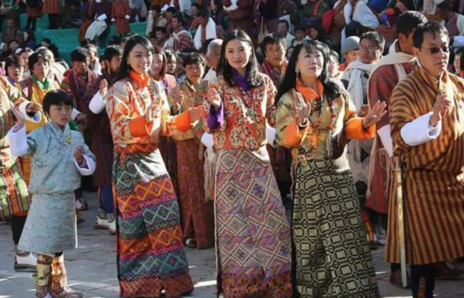 不丹王母62岁生日照曝光，4个姐妹一起嫁国王，凤眼迷人风情万种