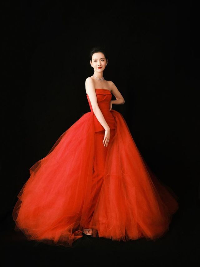 “校花”陈都灵长大了，穿一袭抹胸小礼裙挺有女人味，贵气感满满