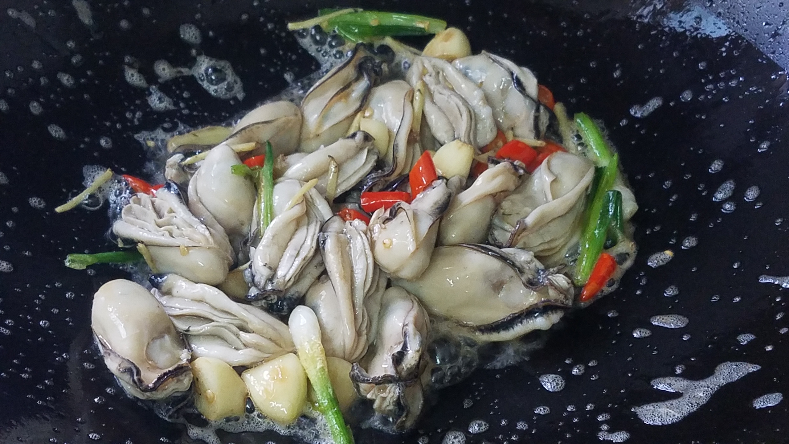 牡蛎怎么吃(爆炒生蚝的家常做法)
