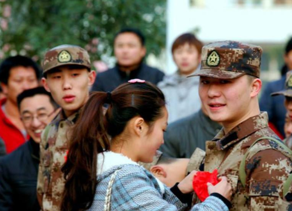 2021年征兵时间确定，大学生入伍好处多，你做好从军准备了吗