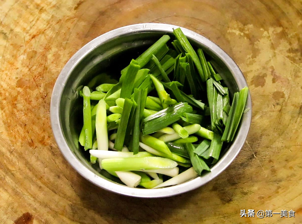 厨师长用蒜苗炒牛肉，照着这个方法，蒜苗青翠，牛肉又嫩又爽滑