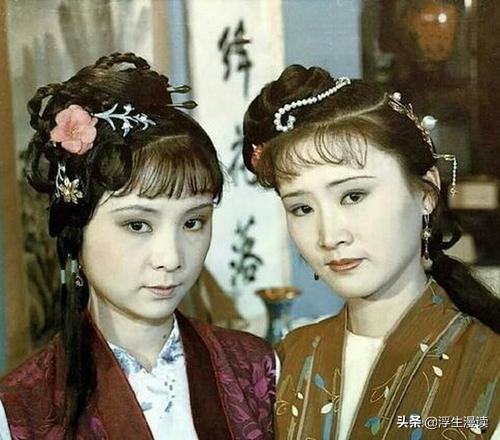 晴雯是白天的云彩，麝月是晚上的幽香，名字已暗示了命运