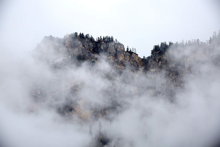 雪晴山色秀 云处有蓝天—雾漫雪山