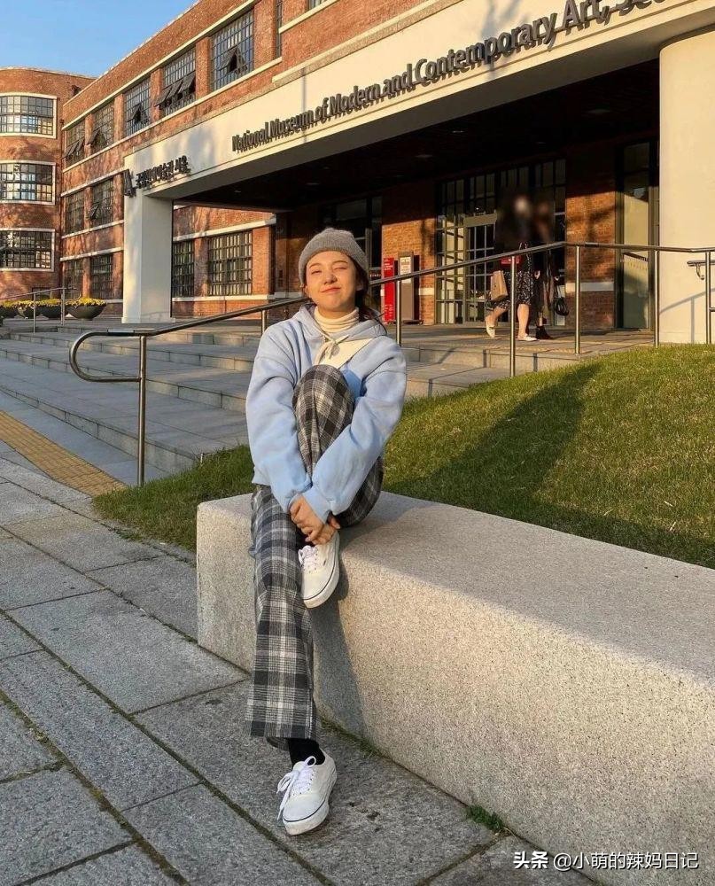 真正时髦的女人，秋冬都会备上这件“烟管领衫”，配毛衣衬衫太美