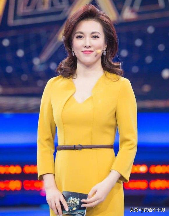 央视当家花旦,主持"零失误",嫁富商生活甜蜜,今43岁美如少女