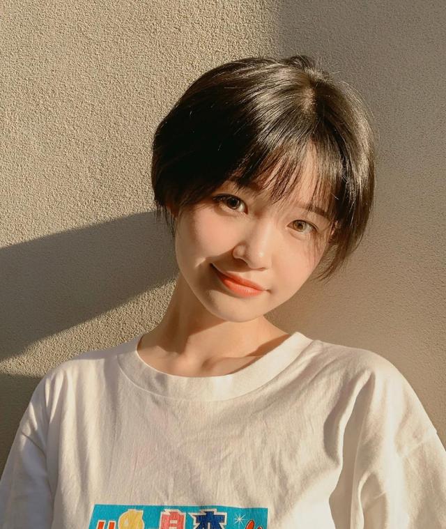 圆脸女孩适合的短发圆脸女生剪什么短发