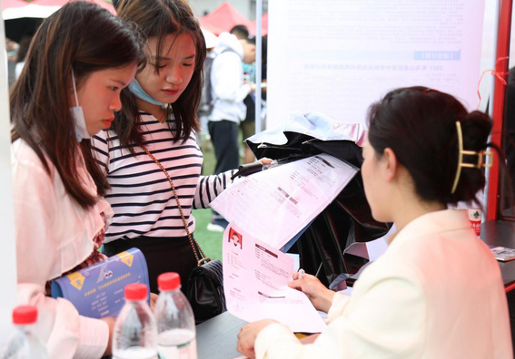 大学生毕业季，求职简历意外走红，特长是“长得还行”可还行？