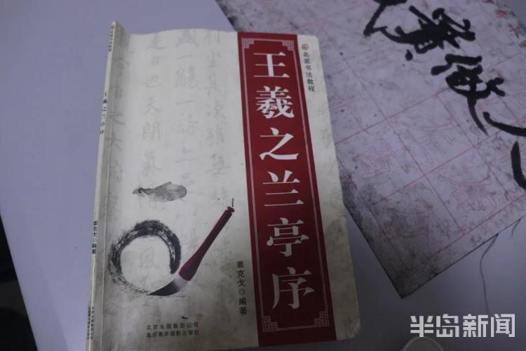 青大有个“宝藏门卫大爷”：62岁每天在保安室练字，上门求字的学生络绎不绝……