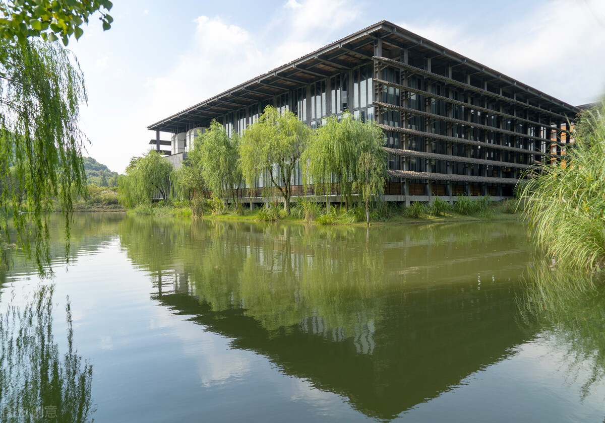 中国美院录取分数线：设计类专业223-266分，对应高考成绩529-372