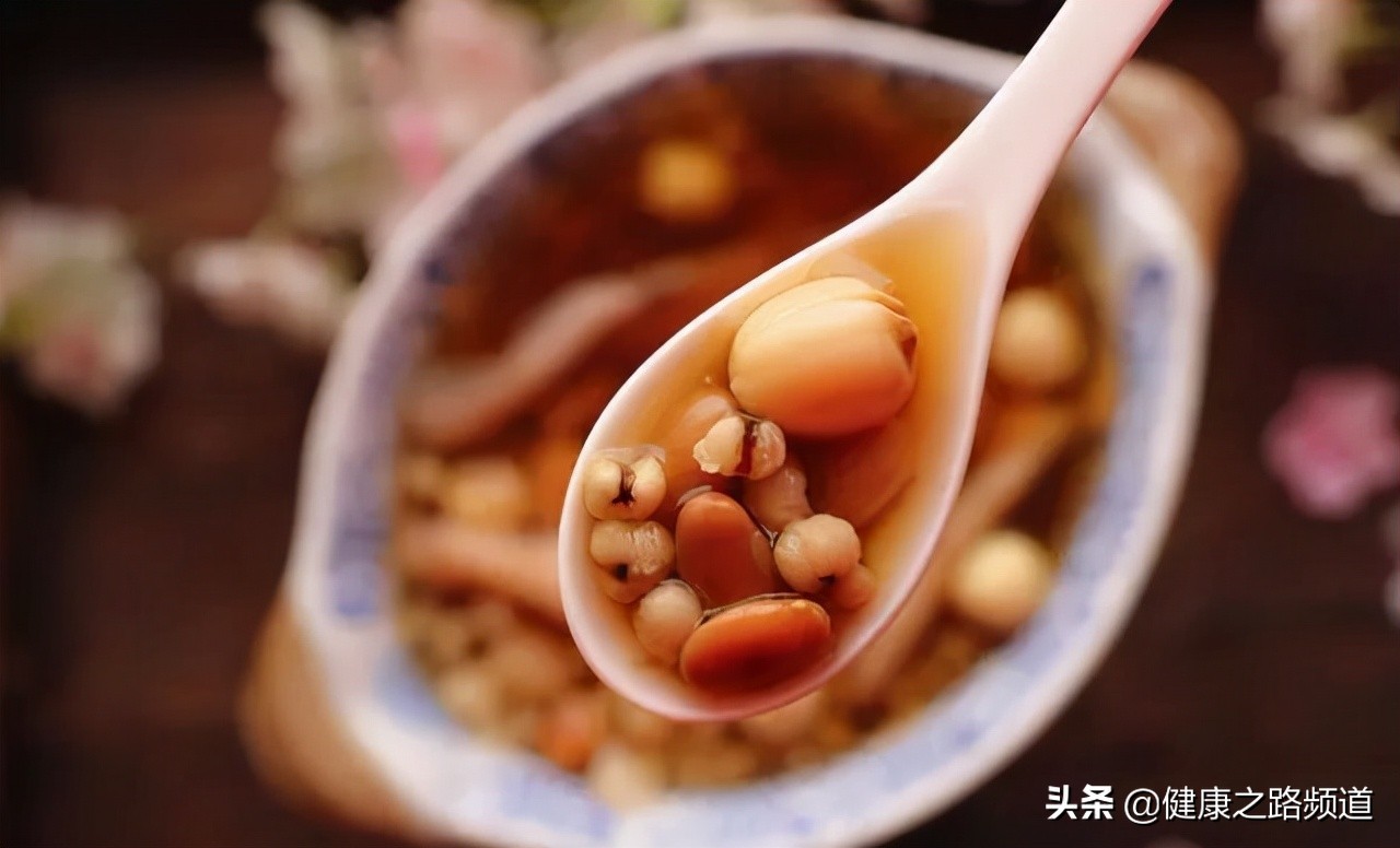 脾胃虚弱的人，湿气也很重，把5种食材煮一煮，脾胃慢慢好起来