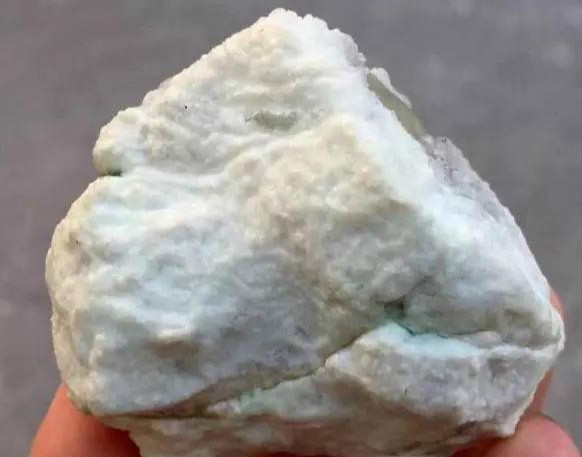 一块小翡翠原石，本来看不上，擦皮之后高冰洁白无瑕