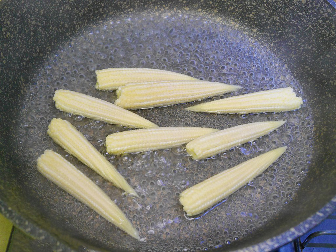 这道“玉米笋肉卷”，咸咸甜甜超好吃，新手必学、零失败料理