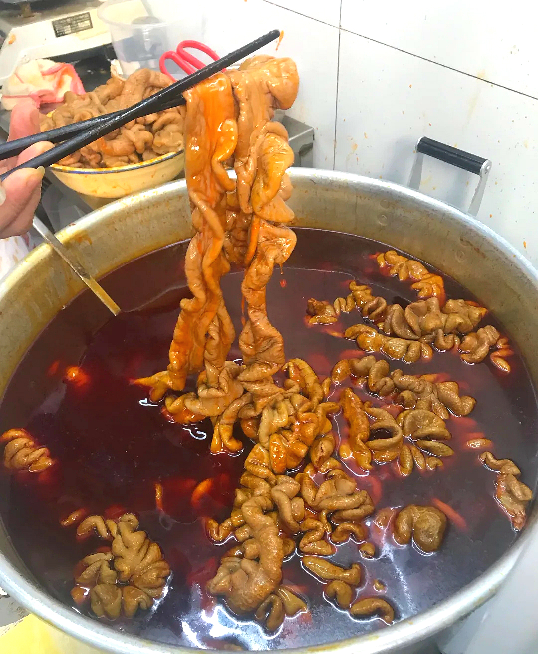 88元一斤，每天卖3大锅！重庆杨家坪“夹缝”中的特色酸菜肥肠