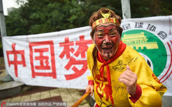 国足世界杯失败低头出场照片(14亿人暴怒的比赛！国足绝望19秒：散步、看戏、中场任人蹂躏)