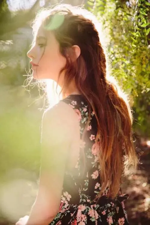 飞鸟停落枝头，如果不是为了寻找吃食，就是为了歇歇脚