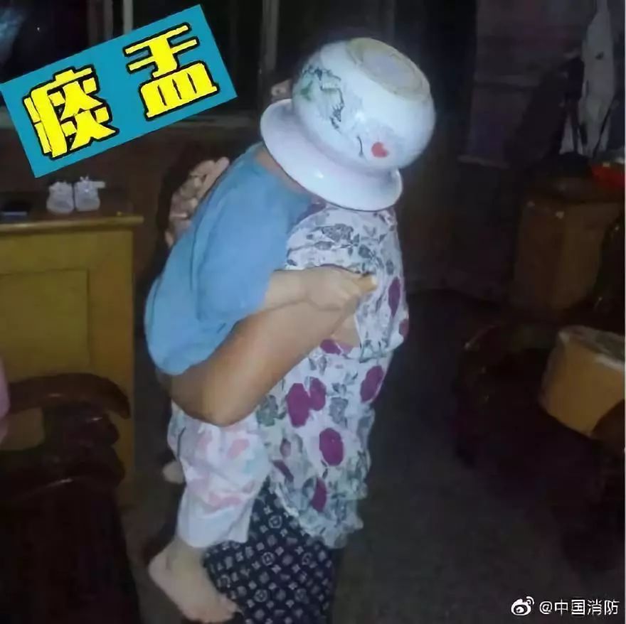 又急又想笑……孩子为啥总会被千奇百怪的东西卡住？