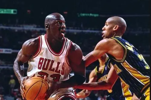 98篮球网nba直播吧（NBA纪实连载27：98年带领内忧外患的公牛三连冠，乔丹彻底封神上卷）