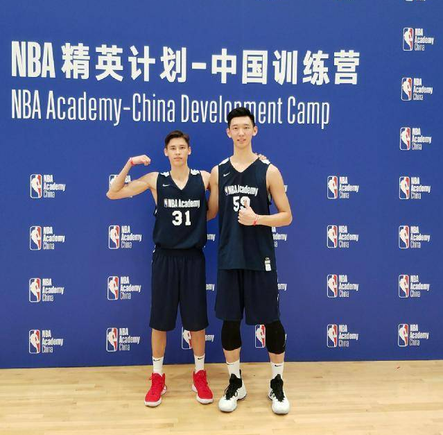 u19男篮世界杯法国队30号(中国男篮又一混血天才！父亲中国人母亲俄罗斯美女 他穿裆麦迪得分)