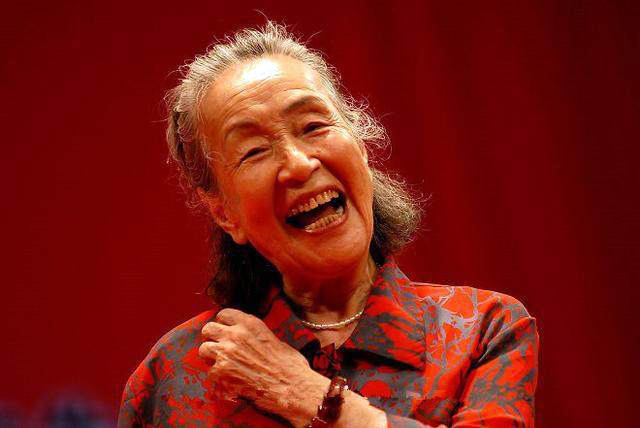 爱笑的她 演了一辈子小配角 84岁才走红 96岁仍拍戏 99岁安详离世