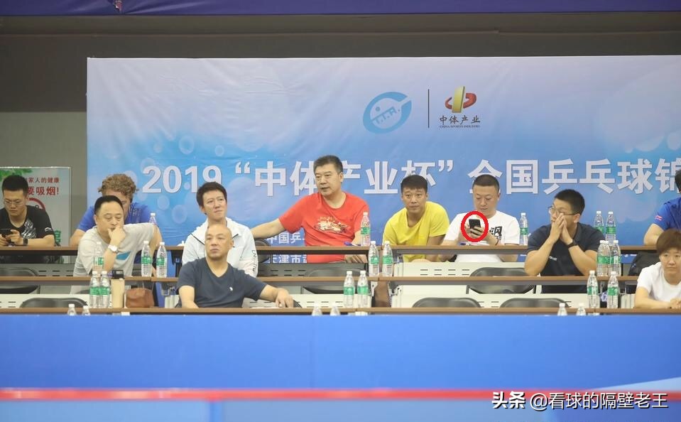 国乒教练全锦赛认真观察队员，而马琳却在干这事儿，这样合适吗