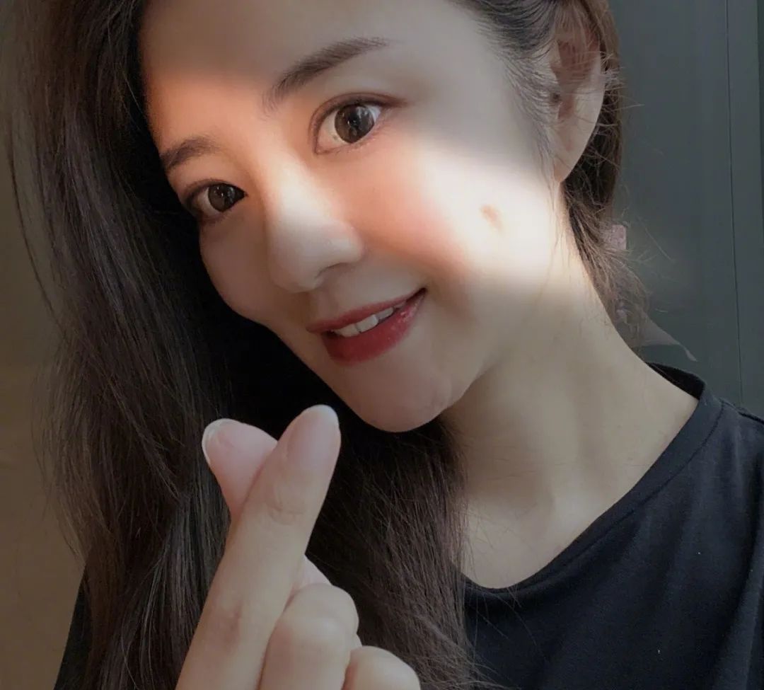 11个自拍姿势,剪刀手,抓头发,托腮,捏脸,一个比一个好看