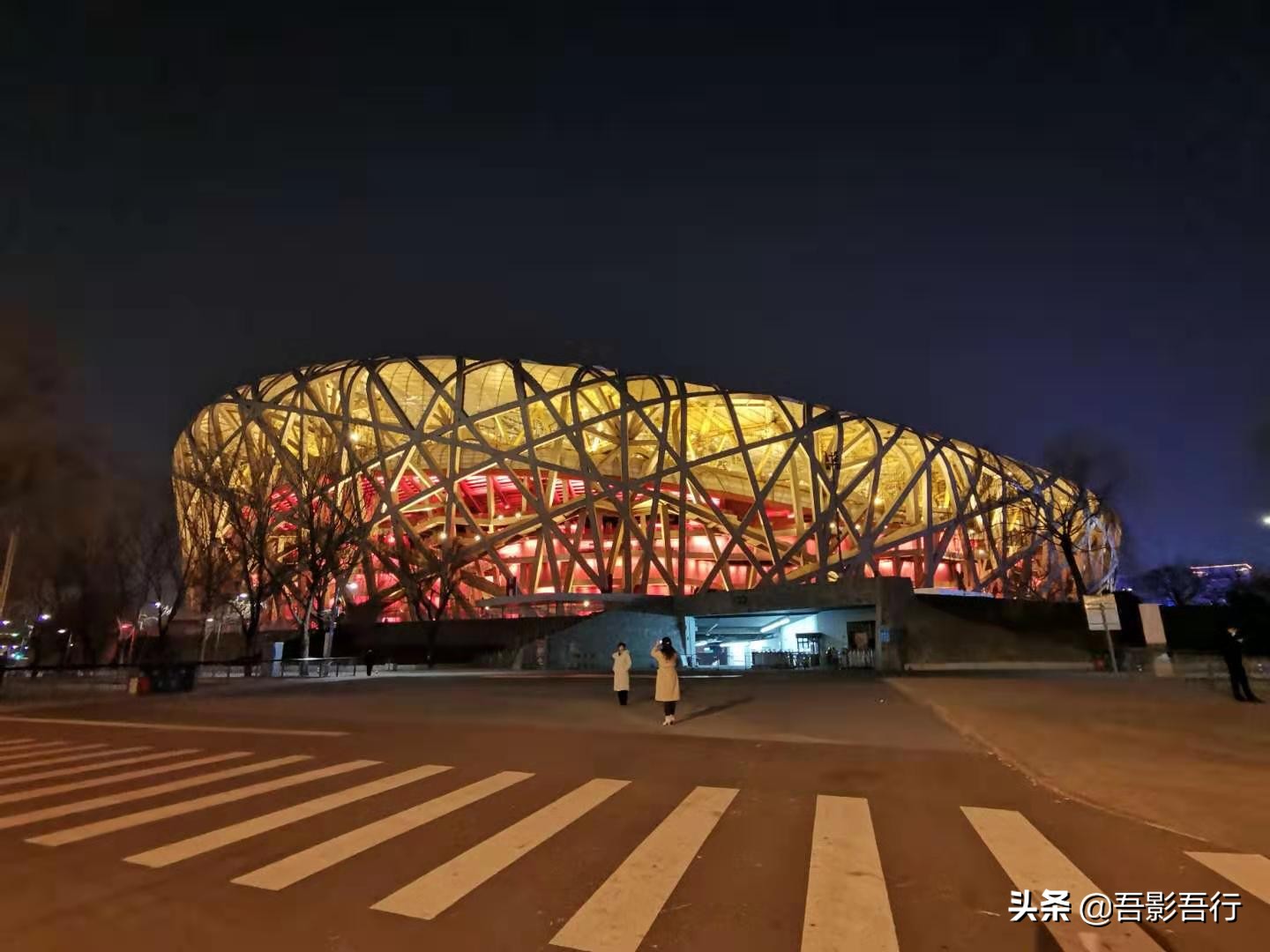 鸟巢夜景视频(太惊艳了！夜幕降临下的北京鸟巢，宛如一颗皇冠一样金光灿烂)