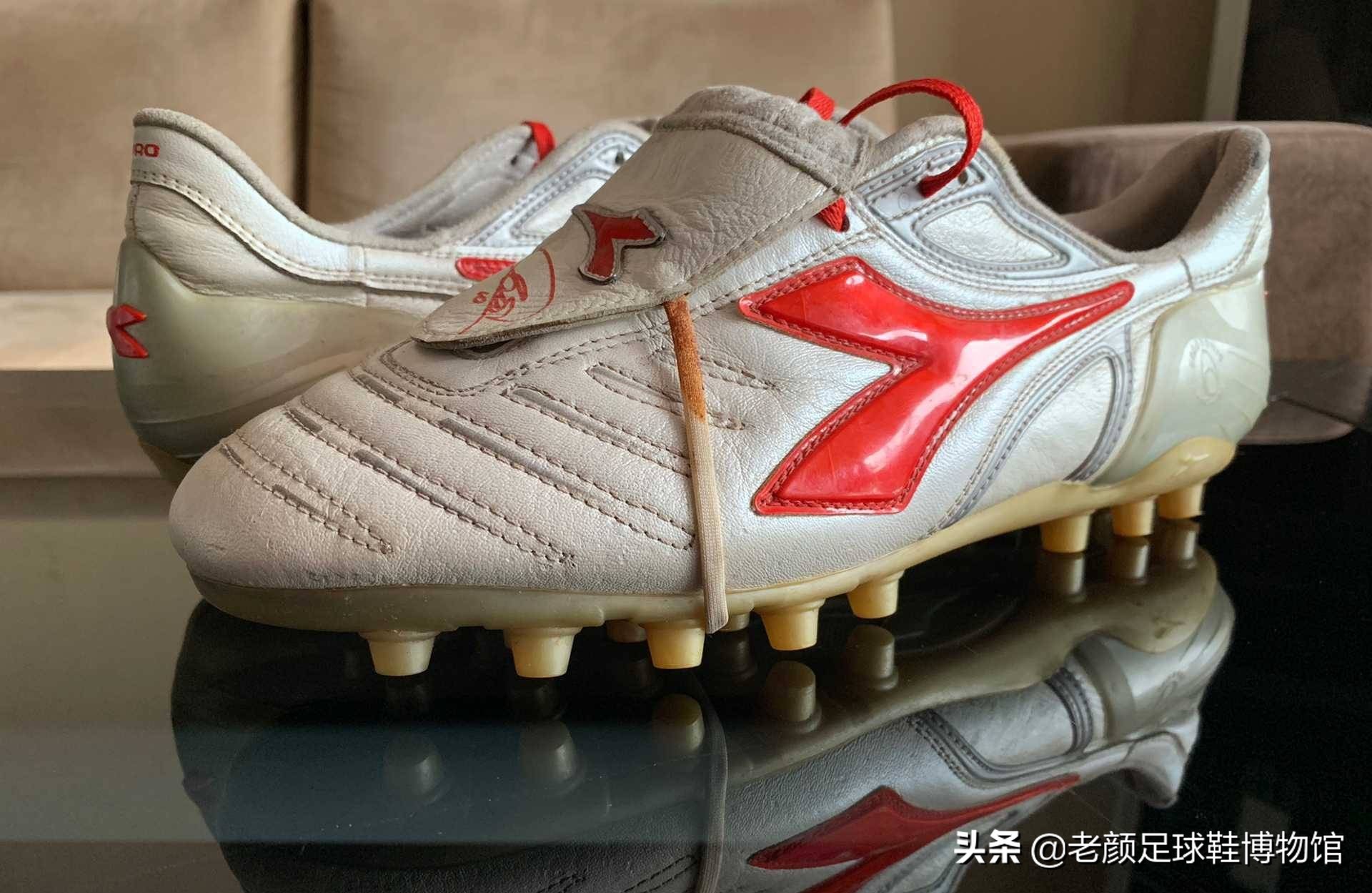 腳寬足球鞋買什么（工欲善其事必先利其器，不踢球你永遠(yuǎn)無法理解足球鞋對(duì)球員多重要）