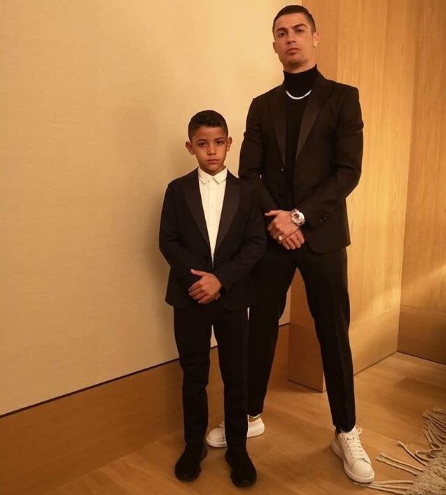 c罗和大儿子最新合影出炉足坛第一父子鬼马搞笑又很励志