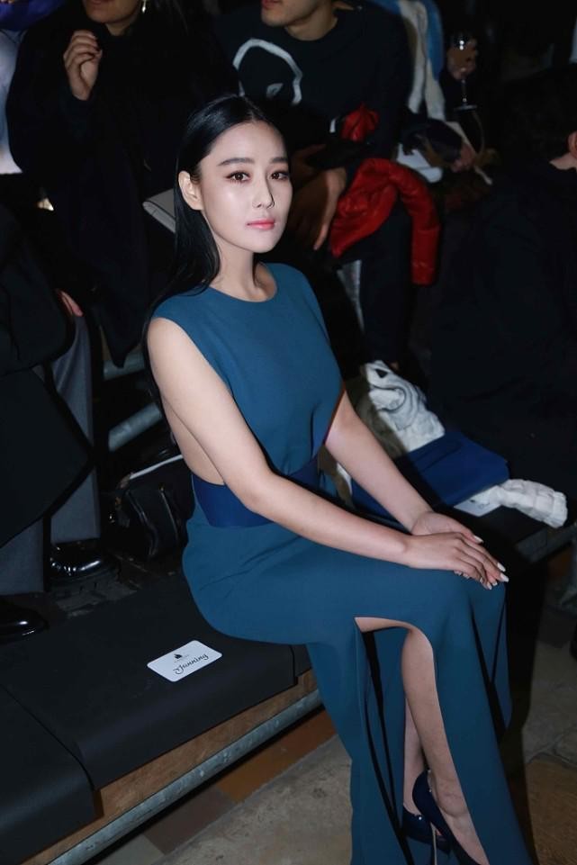 长发的张馨予也挺霸气,穿长裙侧边开叉,坐着都看不出腰腹赘肉